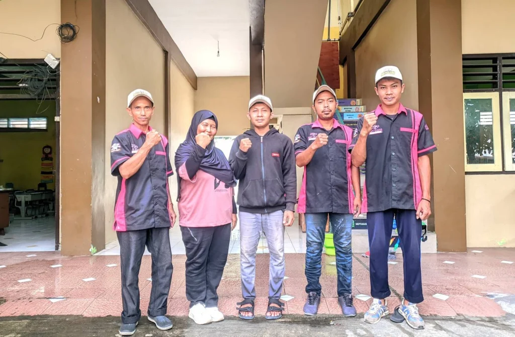 Sambut Tahun Ajaran Baru, SD Muhtar Gandeng Hayclean Bersihkan Lingkungan Sekolah