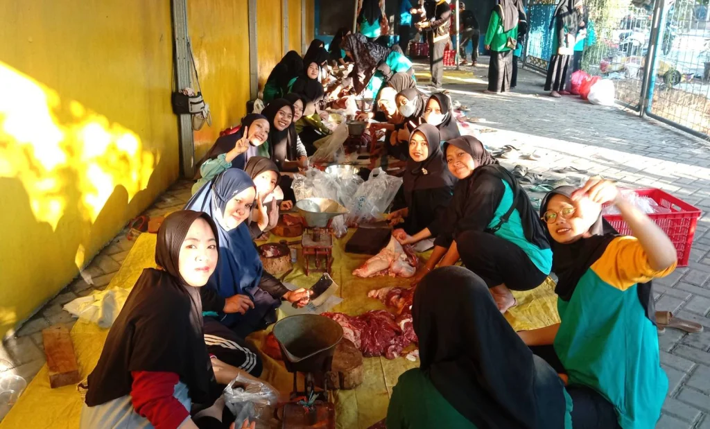 Wujud Kepedulian Sosial, SD Sakri Bagikan 900 Paket Daging Kurban