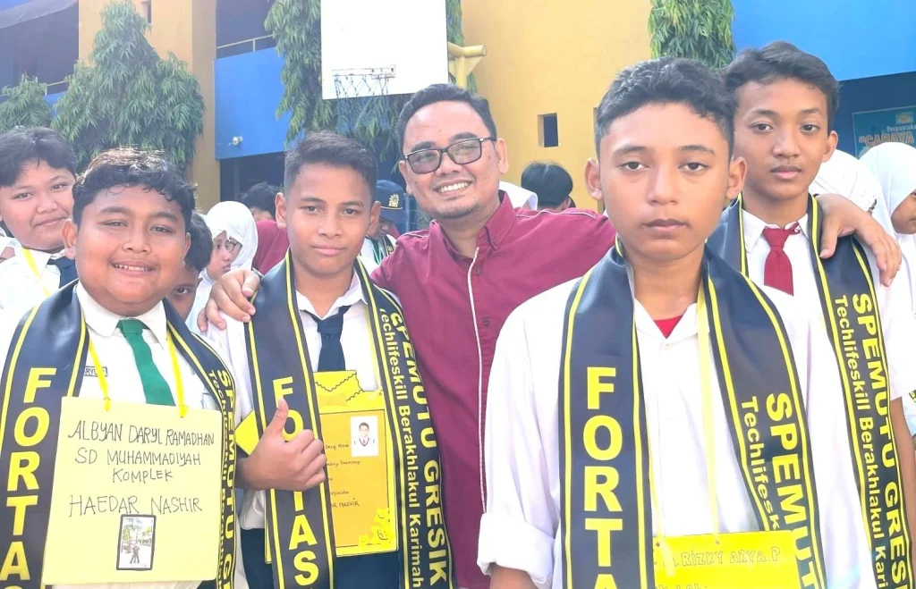 Spemutu Gresik Sambut Ratusan Siswa Baru dengan Selempang Persahabatan