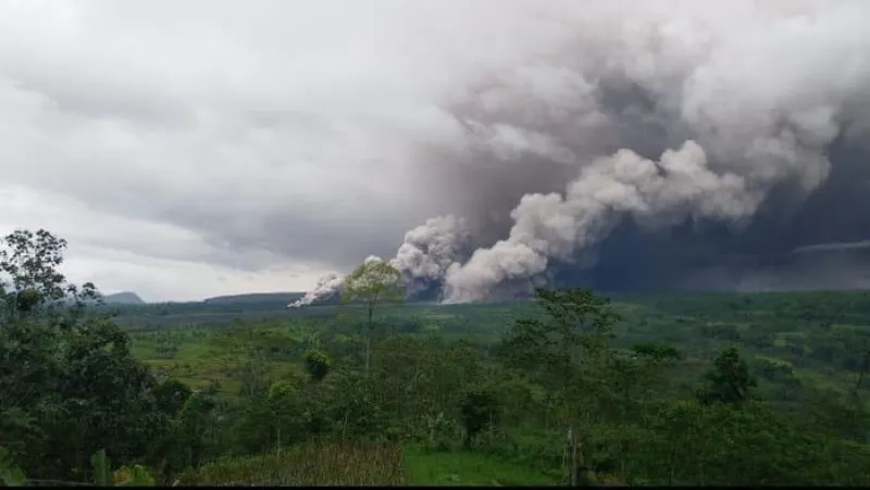 MDMC Pantau Ketat Erupsi Semeru: Status Naik ke Level III, Awan Panas Capai 13 Km