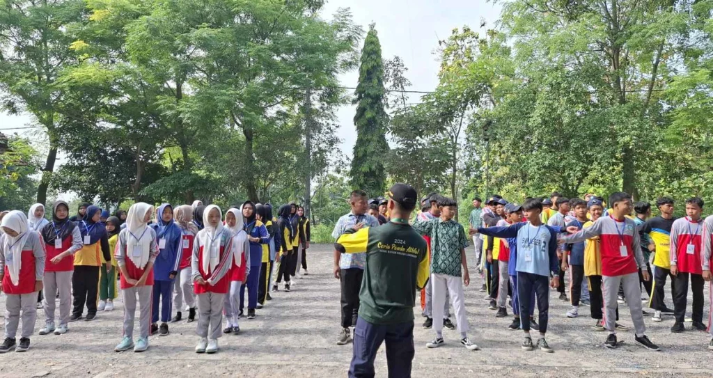 Penuh Semangat! Siswa SMK Muhammadiyah 10 Mantup Ikuti Senam Pagi dan Penjelajahan di Hari Keempat Fortasi