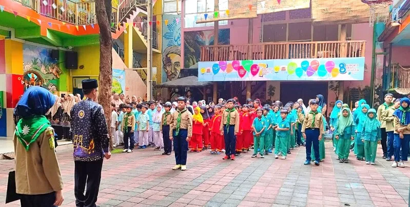 Semarak Milad ke-113 Muhammadiyah, SDM 16 Surabaya Gelar Apel dan Berbagi 295 Paket Beras