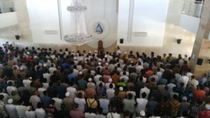 Civitas UNAIR dan Ribuan Warga Lepas Kepergian Istri Prof Fasich