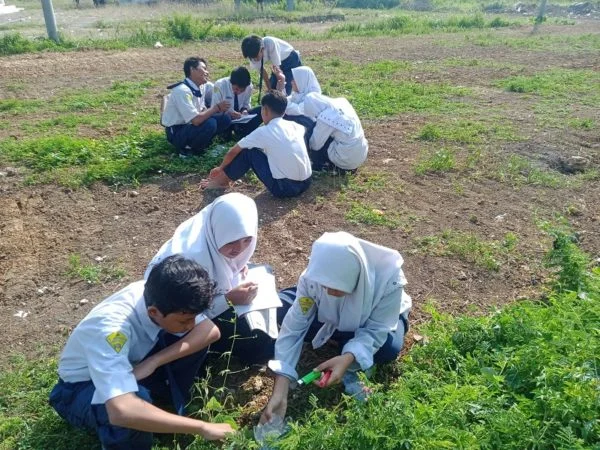 Siswa MTs Mupatsy Belajar Bersama Tumbuhan Putri Malu