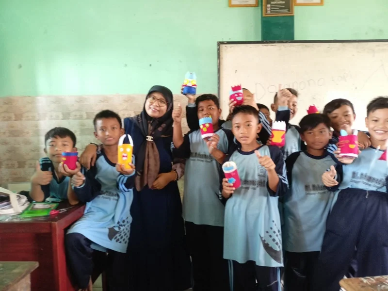 Senangnya Siswa MIM 2 Campurejo Bikin Tempat Pencil dari Sampah