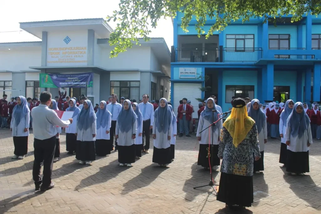 Guru SMK Muhammadiyah 2 Gresik Tampil Beda Saat Peringatan HGN