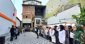 Semarak Hari Pahlawan, SMP Muhammadiyah 1 Surabaya Gelar Upacara dengan Nuansa Pakaian Daerah dan Profesi
