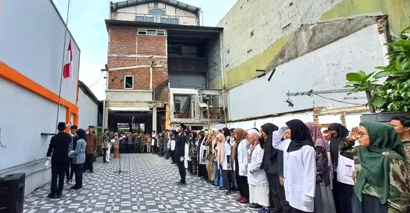 Semarak Hari Pahlawan, SMP Muhammadiyah 1 Surabaya Gelar Upacara dengan Nuansa Pakaian Daerah dan Profesi