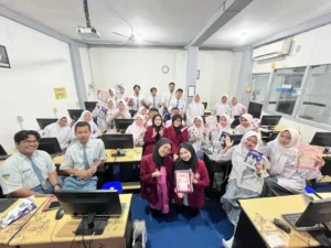 Remaja Sehat, Bangsa Kuat: Mahasiswa Kebidanan FIK UM Surabaya Sosialisasikan Pencegahan IMS di SMK Mudisa