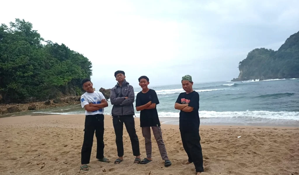 Explore Blitar: Tiga Siswa SPEAM Taklukkan Gunung Kelud dan Pantai Selatan dalam Misi Survival