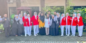STIKes Patria Husada Blitar Gelar Aksi Minum Air Putih Bersama di SD Muhammadiyah Kota Blitar, Serukan Hidup Sehat