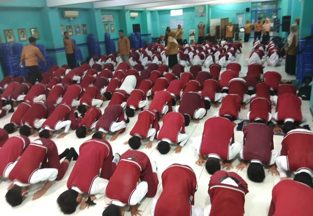 Sujud Syukur dan Tangis Bahagia Warnai Pengumuman Kelulusan Siswa Kelas 6 SD Mumtaz