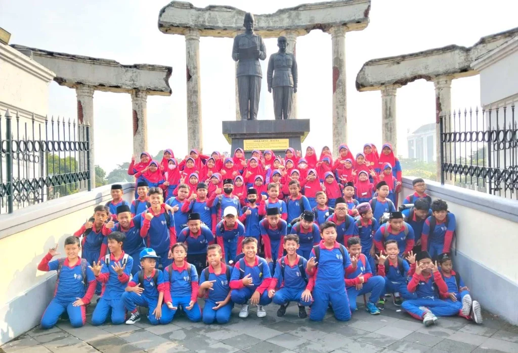 Seru dan Edukatif! Siswa Kelas 5 SD Mumtas Telusuri Jejak Perjuangan Pahlawan di Museum 10 November dan Alun-Alun Surabaya