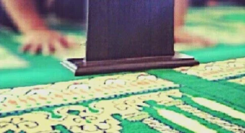 Hukum yang Sebenarnya tentang Sutrah, Wajib atau Sunah Pakai Penghalang saat Shalat?