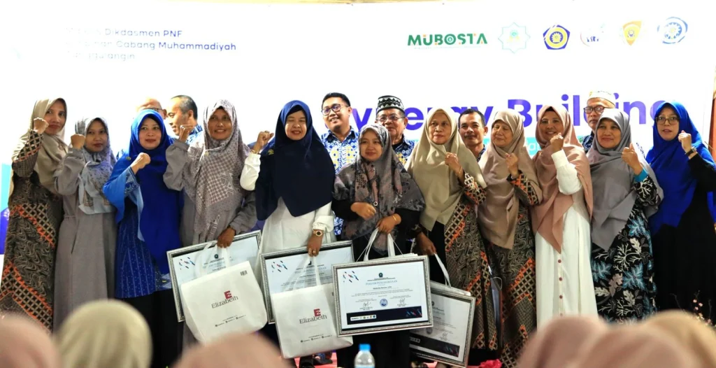 Guru dan Karyawan AUM PCM Tanggulangin Ikuti Synergy Building di Trawas