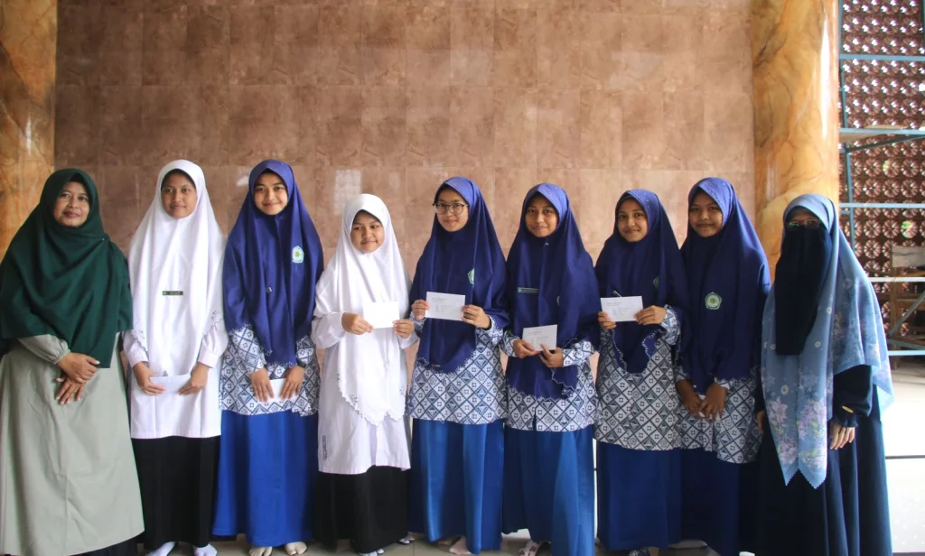 MA Al-Ishlah Sendangagung Apresiasi Para Hafidz di Pembagian Rapor Genap Tahun Pelajaran 2024/2025