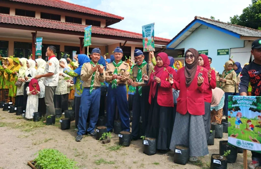 Hijaukan Masjid, Kwarda HW Kabupaten Blitar Ikut Tanam Sayur di Milad ke-108 ‘Aisyiyah