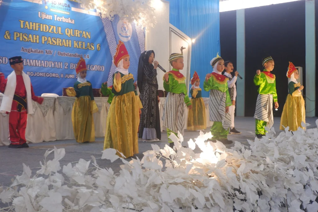 Tari Nusantara Meriahkan Wisuda Tahfidz dan Pisah Pasrah Kelas 6 SD Mudabo