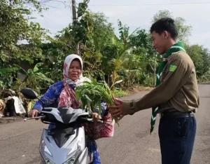 Semarak Milad ke-113 Muhammadiyah: Tebar Sayur untuk Warga oleh Siswa SMK Muhammadiyah 5 Gresik