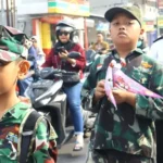 Tentara Cilik hingga Nyai Walidah Meriahkan Pawai Milad ke-113 Muhammadiyah di PCM Krian