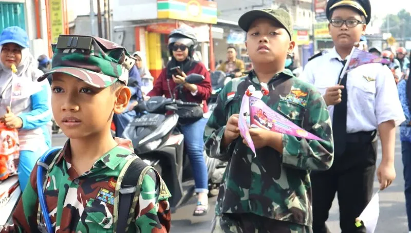 Tentara Cilik hingga Nyai Walidah Meriahkan Pawai Milad ke-113 Muhammadiyah di PCM Krian