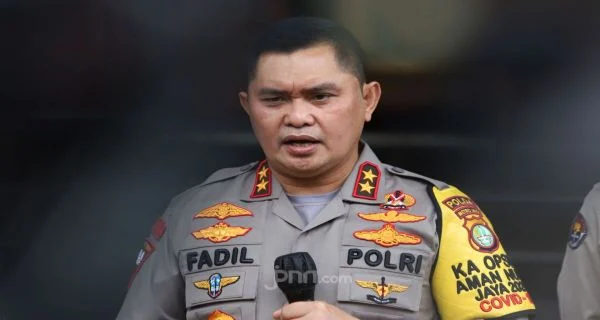 Irjen Polisi Gajah Mada, Melempar Simbol
