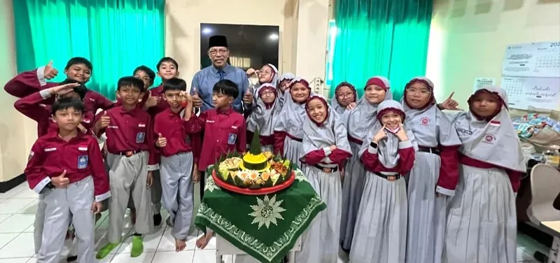 Bikin Haru, Siswa dan Wali Murid SD Musix Kompak Hadirkan Kejutan di Momen Hari Guru