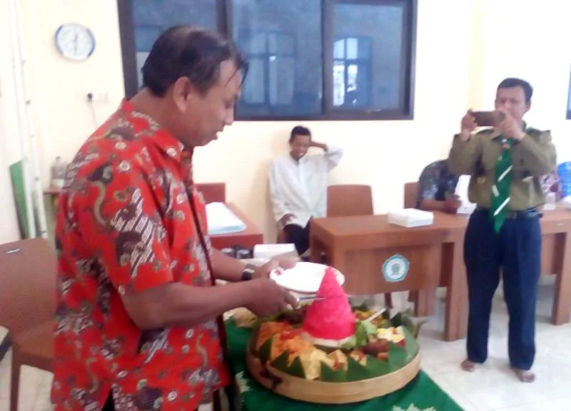 Ada Tumpeng Merah Putih Saat Syukuran Agustusan di Madrasah Ini