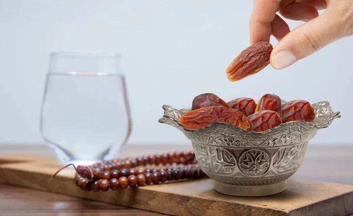 Sunnah Berbuka, Takjil Kurma atau yang Manis?