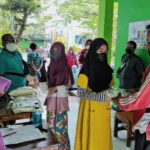 Zakat Fitrah 410 Paket Dibagikan, Warga Berdatangan ke Madrasah Ini
