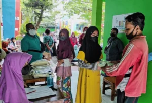 Zakat Fitrah 410 Paket Dibagikan, Warga Berdatangan ke Madrasah Ini