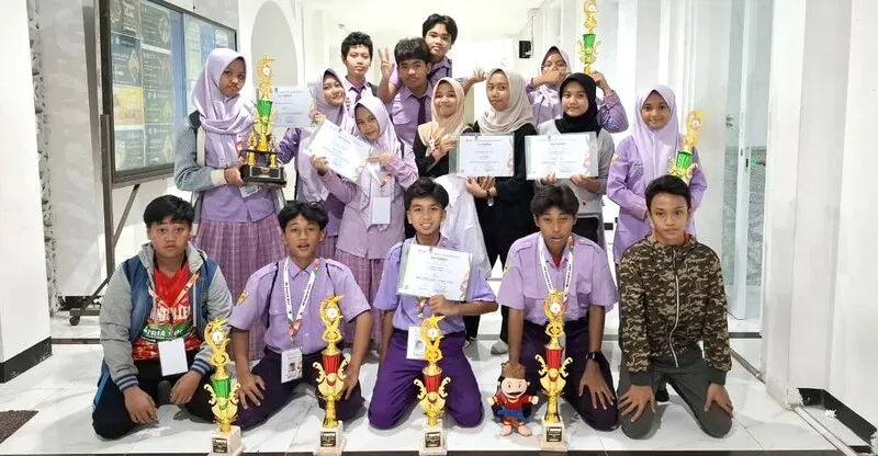 SMP Muda Surabaya Borong 12 Trofi di ME Confest 2025