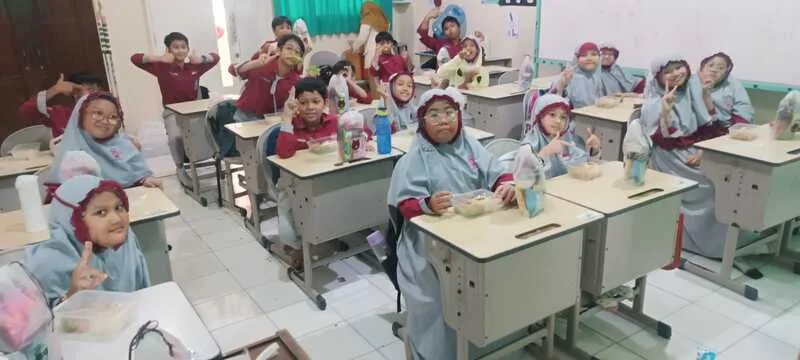 Siswa SD Musix Akhiri SAS dengan Makan Bersama