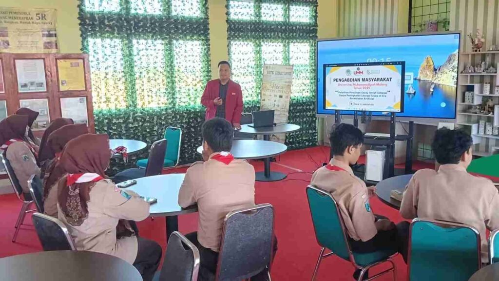 Mahasiswa Pascarjana UMM Latih Penulisan Esai Ilmiah Berbasis AI di MAN 1 Lamongan