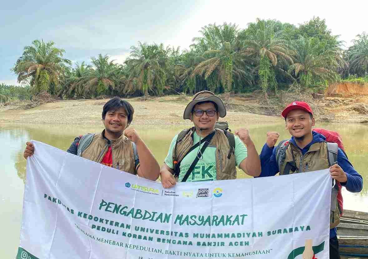 FK UMSURA Berangkatkan Tim Relawan Kesehatan ke Langkat, Respon Tanggap Bencana Banjir