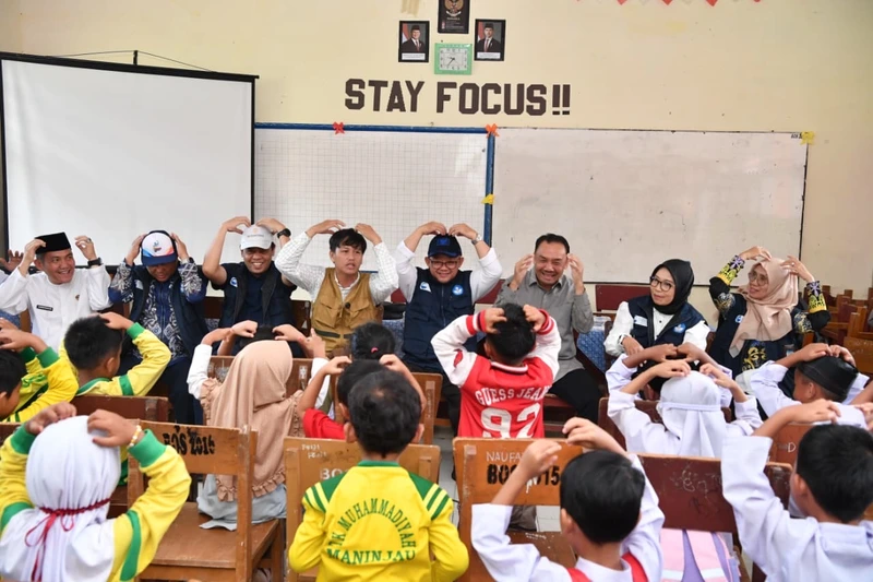Momen Mendikdasmen Bersama Murid PAUD di Kelas Psikososial Terdampak Banjir di Agam