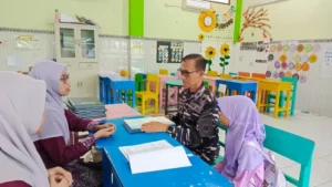 Para Ayah Turun Langsung Ambil Rapor di SD Almadany untuk Dukung Pendidikan Anak