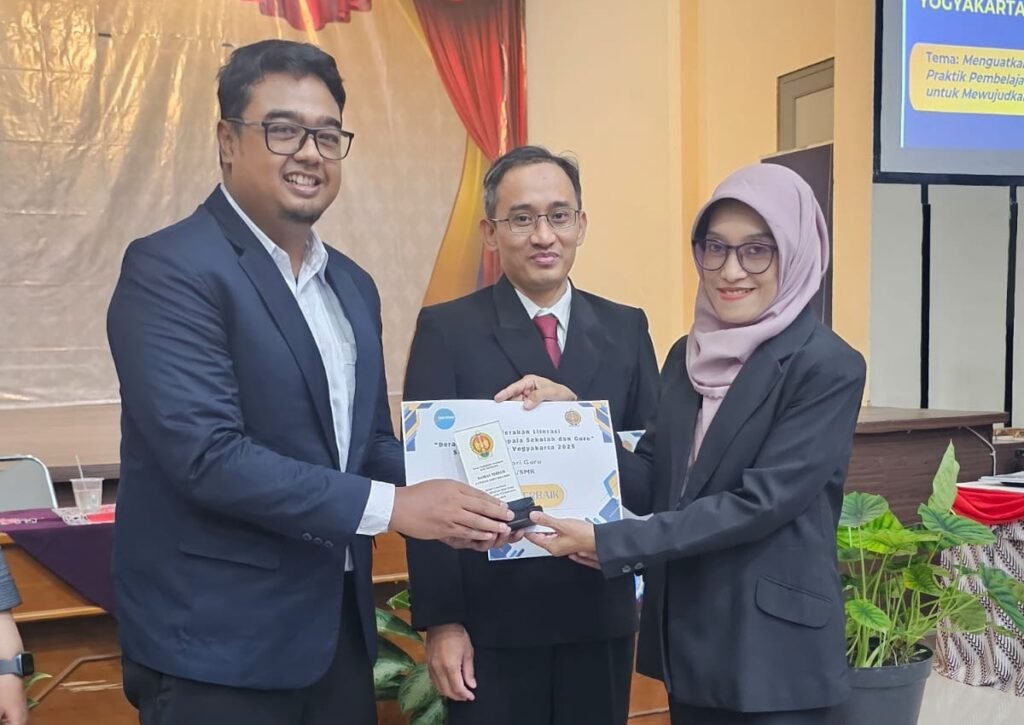 Kepala SMA Muhi dan Guru Bahasa Indonesia Raih Penghargaan Bergengsi di Seminar Literasi Kota Yogyakarta