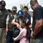 Terjang Medan Terjal, Wamendikdasmen Serahkan Bantuan Pendidikan bagi Siswa Terdampak Banjir di Aceh