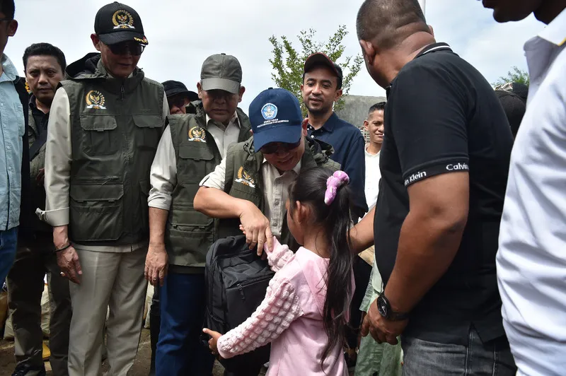 Terjang Medan Terjal, Wamendikdasmen Serahkan Bantuan Pendidikan bagi Siswa Terdampak Banjir di Aceh