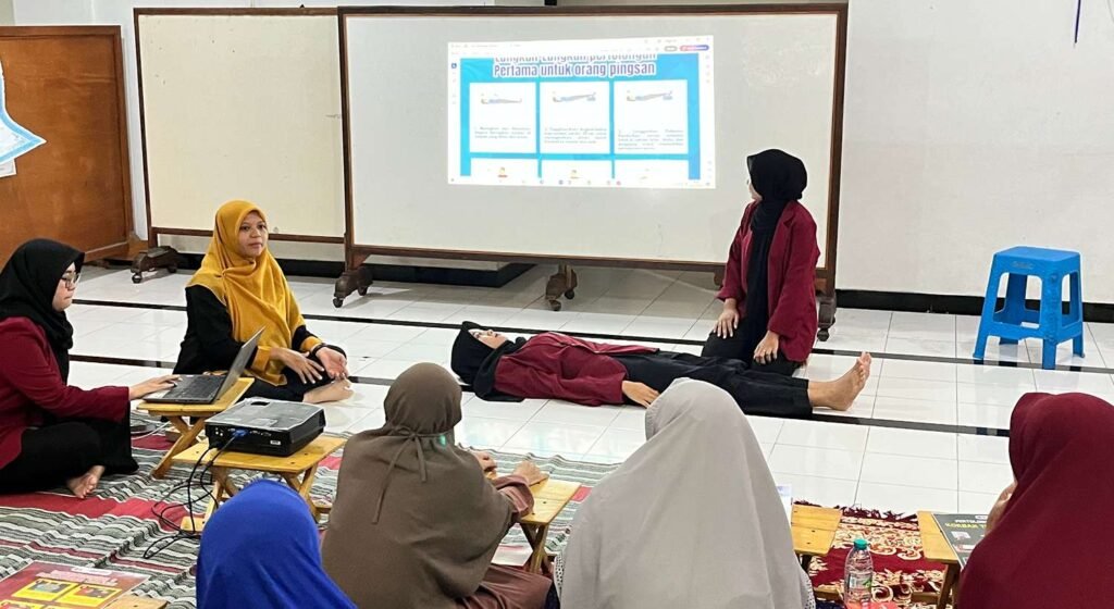 Cegah Kecelakaan di Rumah, Dosen UM Surabaya Bekali PCA Gunung Anyar dengan Pelatihan K3