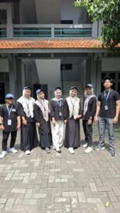 Aksi Kreatif Mahasiswa: Pesan Tulis Tangan untuk Mengingatkan Bahaya Kerusakan Lingkungan