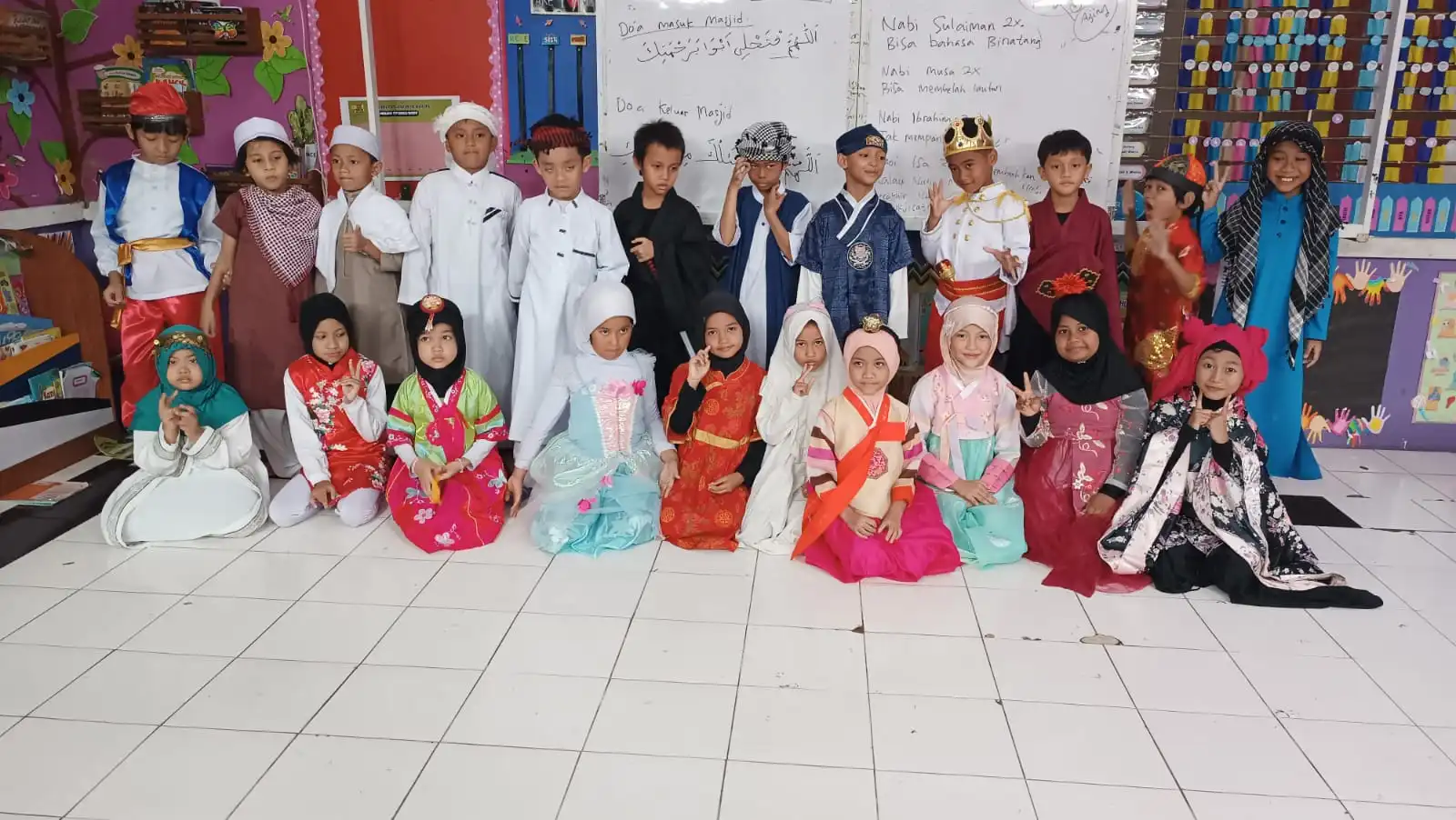 Siswa SD Muhammadiyah 16 Surabaya Meriahkan Entrepreneur Week dengan Kostum Negara-Negara Dunia