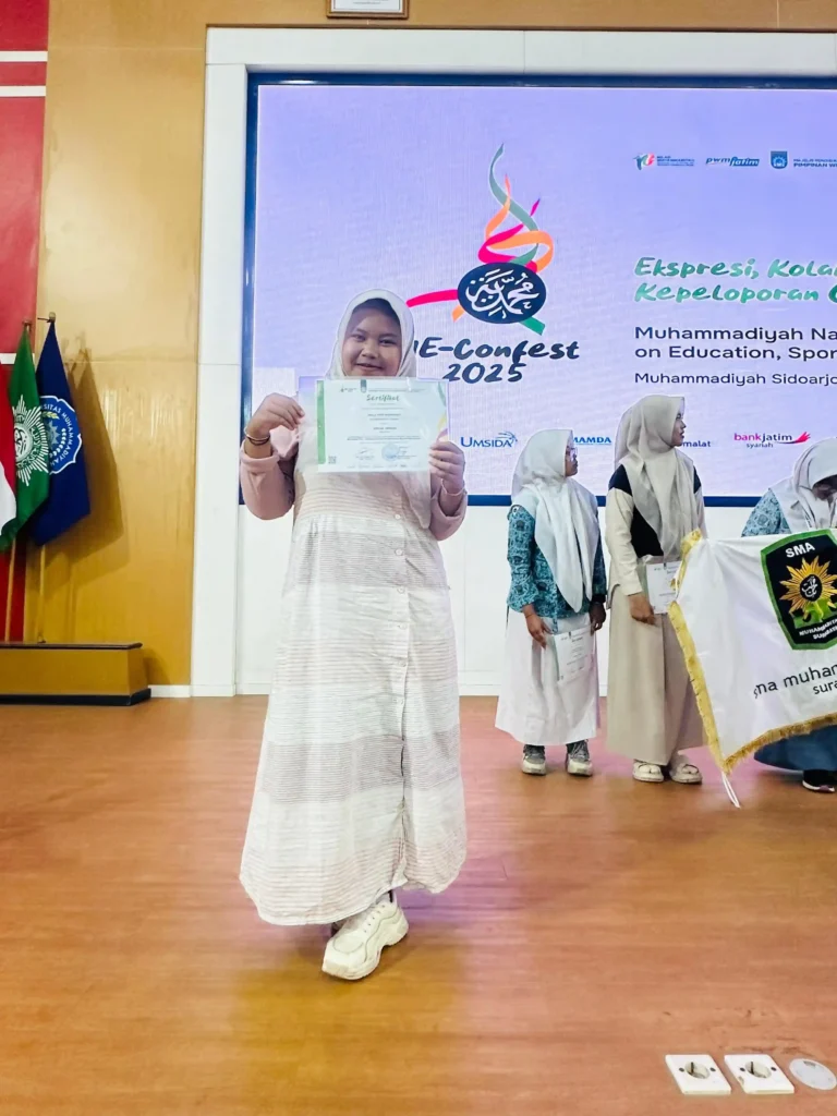 Siswa SMA Muhammadiyah 7 Surabaya Raih Special Award Lomba Baca Puisi