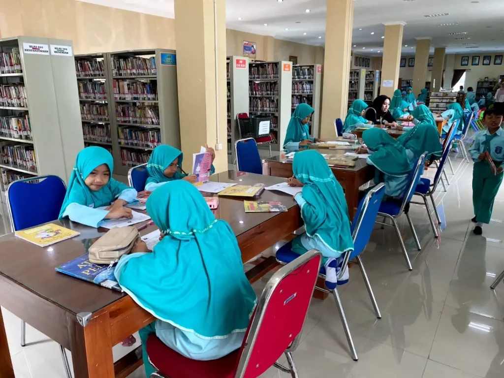 Penyegaran Pasca Ujian, SD Aisyiyah 1 Nganjuk Gelar Outing Class