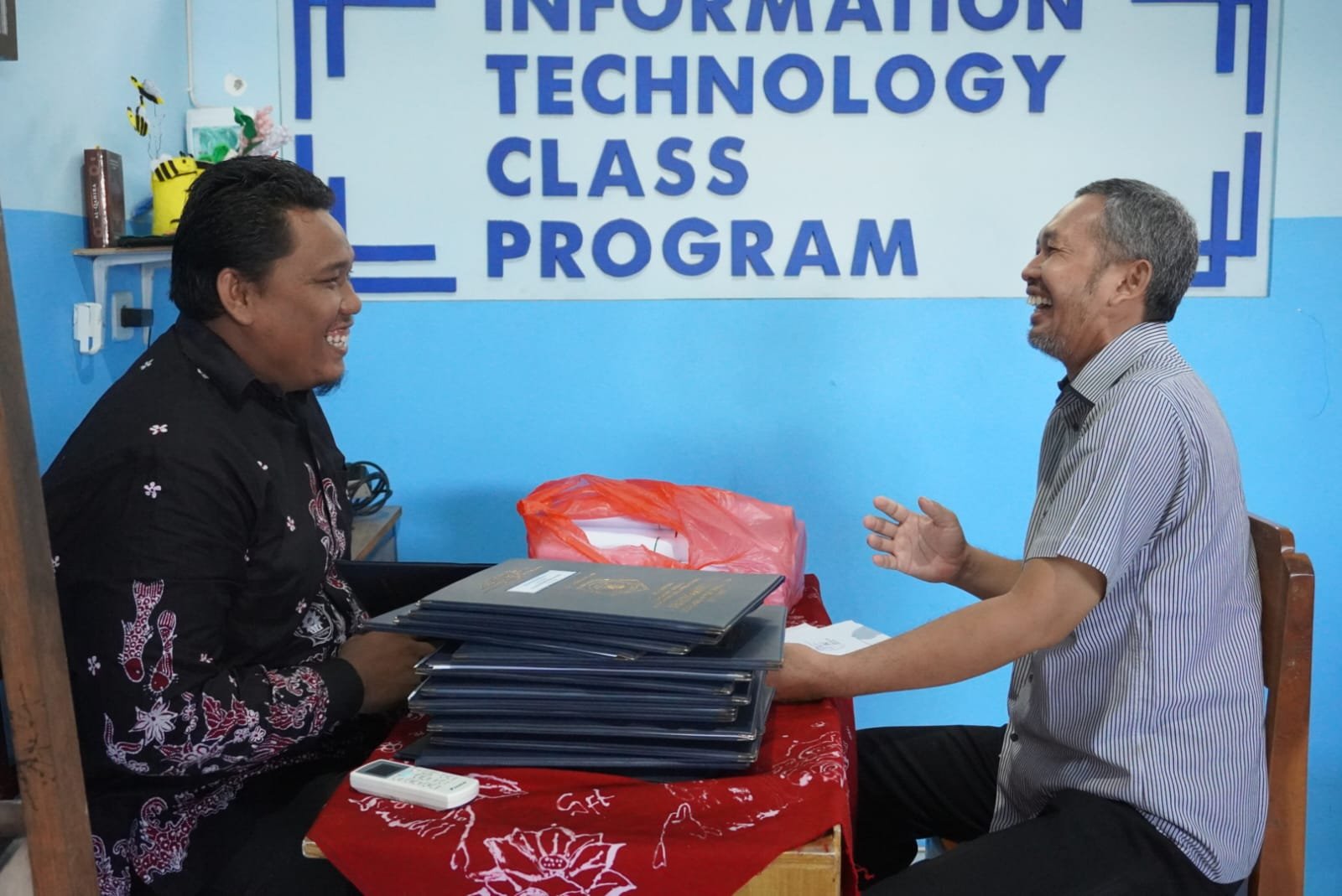 Pengambilan Rapor Semester Ganjil Mamsaka: Pererat Sinergi Madrasah dan Wali Siswa