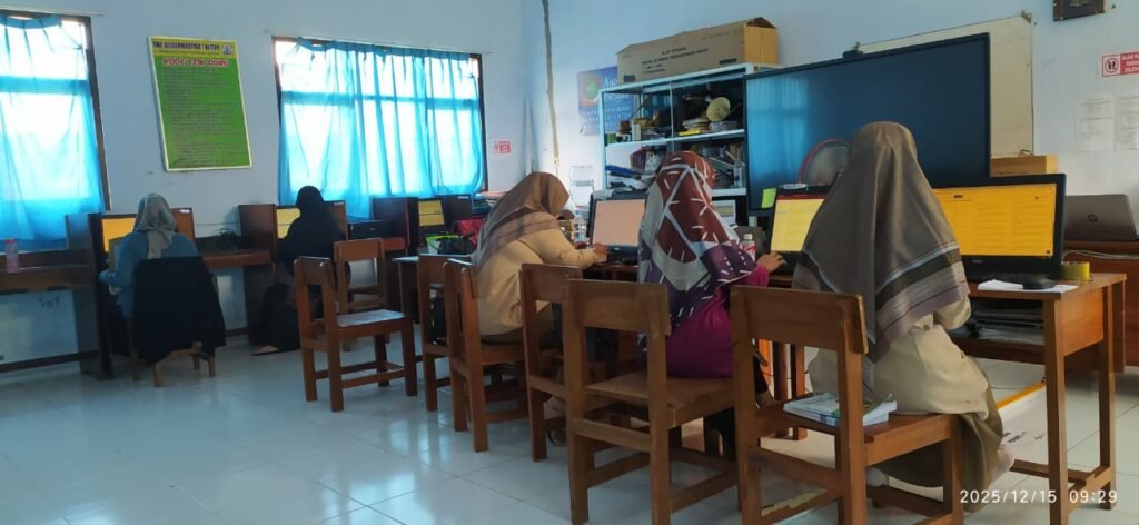 Guru SMP Muhammadiyah 1 Blitar Lakukan Pengisian Rapor Semester Ganjil