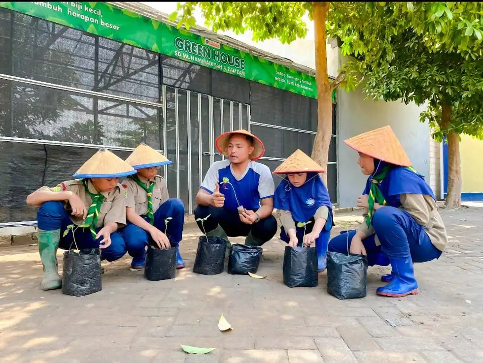 Siswa SD Muhammadiyah 4 Zamzam Produksi dan Bagikan Pupuk Organik Cair (2)