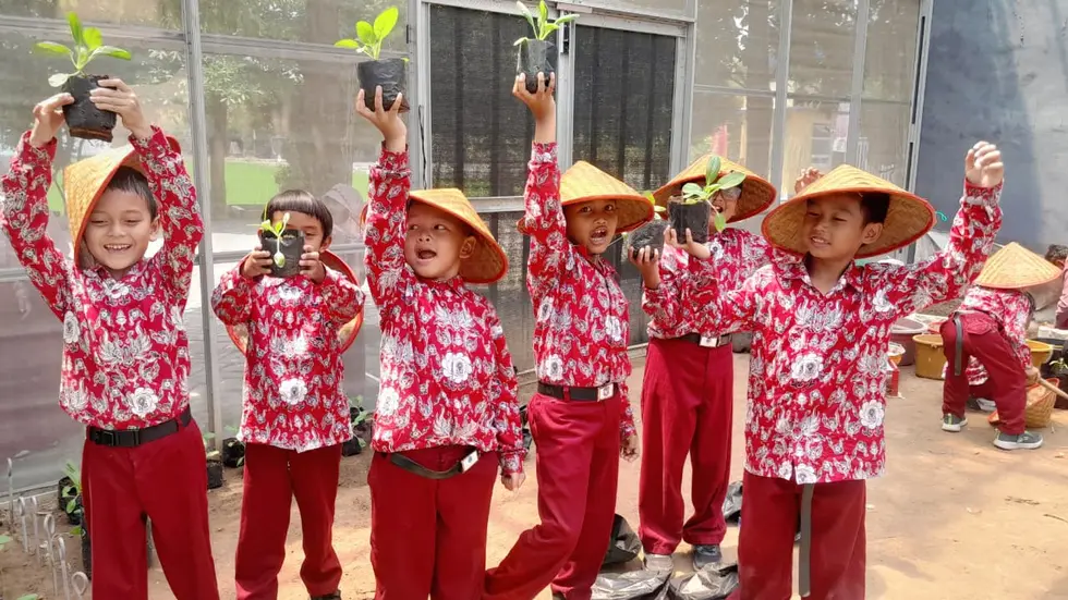 Siswa SD Muhammadiyah 4 Zamzam Produksi dan Bagikan Pupuk Organik Cair