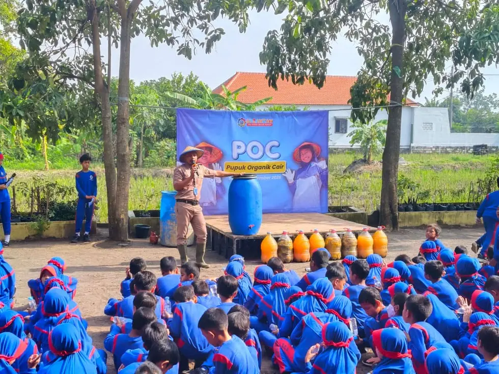 Siswa SD Muhammadiyah 4 Zamzam Produksi dan Bagikan Pupuk Organik Cair